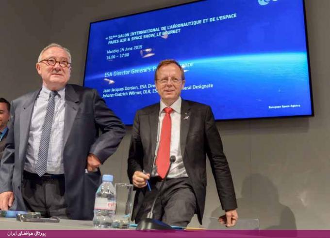 یان ونا (یوهان دیتریش وورنر) رئیس جدید سازمان فضایی اروپا (سمت راست) در کنار ژان ژاک دوردن (سمت چپ) که در پایان ماه ژوئن بازنشسته می‌شود
