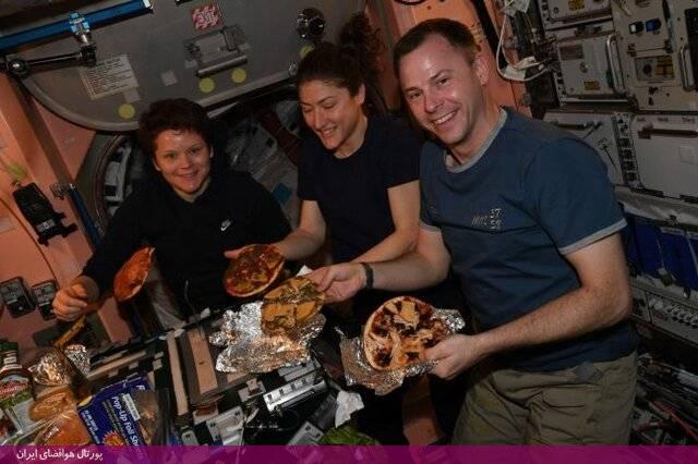 جشن پیتزا در فضا