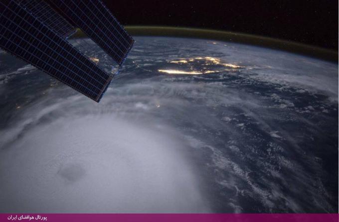 این تصویر روز جمعه (10 مهر) توسط اسکات کلی، فضانورد ناسا، تهیه شده است. این در حالی است که از شنبه شب توفان قدرتمند خواکین آغاز شده است.
