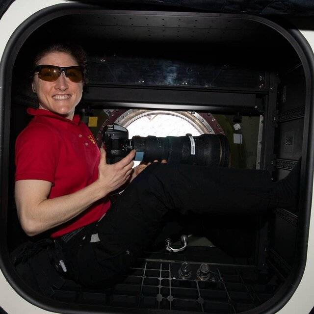 "کریستینا کخ" که هم‌اکنون برای انجام ماموریت "اکسپدیشن ۶۰" در فضا به سر می‌برد، در حال انجام آزمایش‌های علمی است.