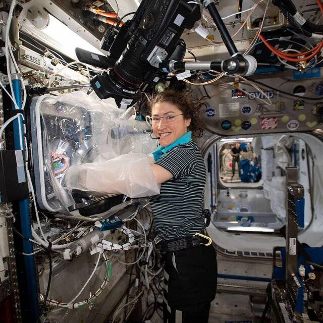 "کریستینا کخ" که هم‌اکنون برای انجام ماموریت "اکسپدیشن ۶۰" در فضا به سر می‌برد، در حال انجام آزمایش‌های علمی است.