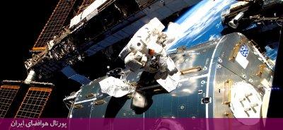 فضانورد اِسا، هانس اشلگل را می­ بینید که در بیرون آزمایشگاه فضایی کُلُمبوس طی مأموریت اِس ­تی­ اِس-122 در حال کار است.
